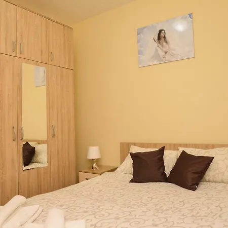 Aurora I&n Apartment *